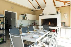 a kitchen with a table with chairs and a fireplace at Villa Jolanda in Plano