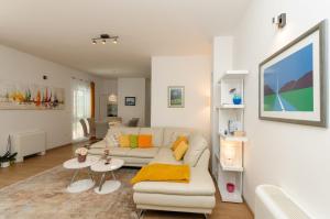 a living room with a couch and a table at Villa Jolanda in Plano