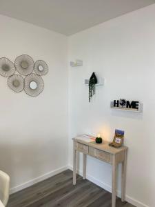 a table in a room with a white wall at Casa Pereira 5 in Ponta do Pargo