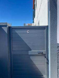 a blue garage door on the side of a building at Casa Pereira 5 in Ponta do Pargo