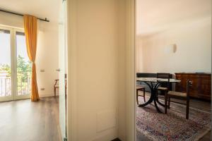 a room with a table and a room with a window at BHD Bardolino Appartamento Centrale 2 in Bardolino