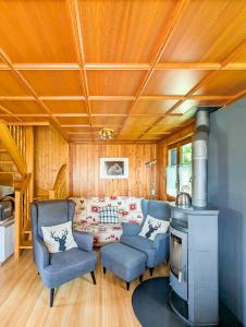 Posezení v ubytování Repos en montagne, Chalet au vert, vue et terrasse