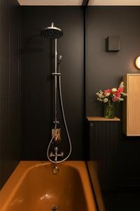 La salle de bains est pourvue d'une baignoire et d'une douche. dans l'établissement Villa ACMÉ 200 m du lac d'Annecy avec Jacuzzi, à Rovagny 28 autres photos