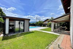 un cortile con piscina e una casa di Vila Magnolija Ilidža a Sarajevo