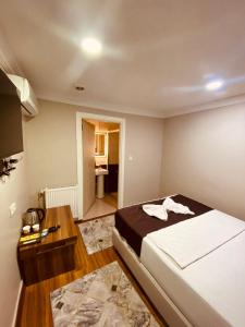 Postel nebo postele na pokoji v ubytování Laleli Palace Hotel