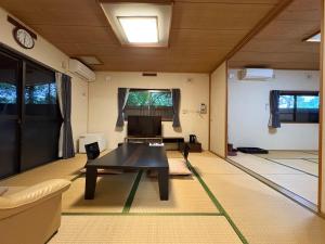 TV a/nebo společenská místnost v ubytování 平山温泉　奥山鹿温泉旅館