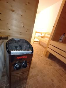 una habitación con un calentador en el medio de una habitación en Vila Decebal, en Râșnov