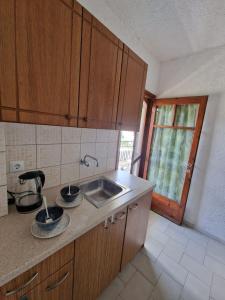 Kuchyň nebo kuchyňský kout v ubytování Possidi Garden