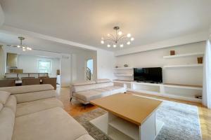 un soggiorno con due divani e un tavolo di Vila Magnolija Ilidža a Sarajevo