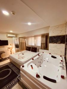 Postel nebo postele na pokoji v ubytování Laleli Palace Hotel