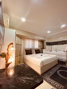 Postel nebo postele na pokoji v ubytování Laleli Palace Hotel