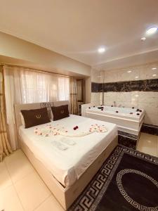 Postel nebo postele na pokoji v ubytování Laleli Palace Hotel
