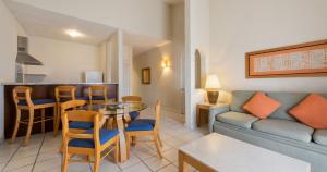 Posezení v ubytování Park Royal Homestay Los Cabos