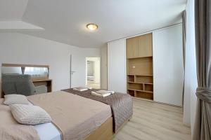 una camera da letto con un letto e una libreria di Vila Magnolija Ilidža a Sarajevo Altre 14 foto