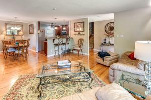 Un lugar para sentarse en 2 Mi to FSU and FAMU Home with Spacious Deck!