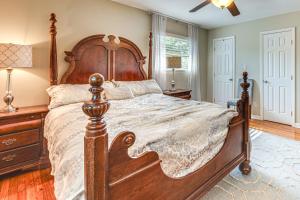 Una cama o camas en una habitación de 2 Mi to FSU and FAMU Home with Spacious Deck!