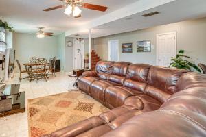 Un lugar para sentarse en 2 Mi to FSU and FAMU Home with Spacious Deck!