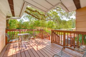 Un balcón o terraza en 2 Mi to FSU and FAMU Home with Spacious Deck!