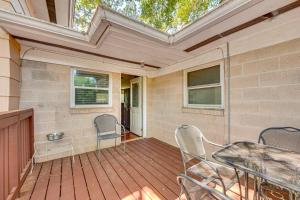 Un balcón o terraza en 2 Mi to FSU and FAMU Home with Spacious Deck!