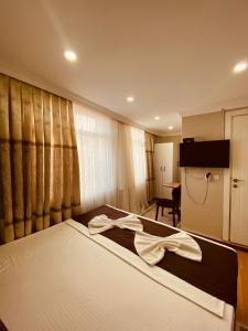 Postel nebo postele na pokoji v ubytování Laleli Palace Hotel