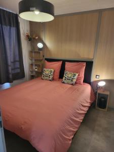 een slaapkamer met een groot bed met twee kussens bij Grand Cottage Cap d Agde in Agde +11 foto's