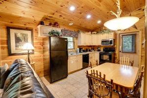 Dapur atau dapur kecil di Once Upon A Time by Venture Smoky Mountains
