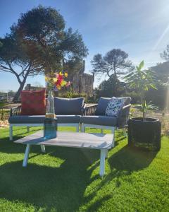 een bank en een salontafel op het gras bij Grand Cottage Cap d Agde in Agde