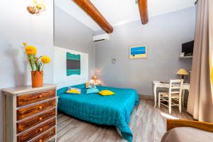 Postel nebo postele na pokoji v ubytování Logis Auberge De Tavel