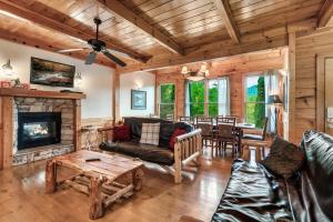 Posezení v ubytování Pigeon Forge Retreat by Venture Smoky Mountains