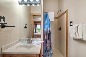 Koupelna v ubytování Pigeon Forge Retreat by Venture Smoky Mountains + 66 fotografií