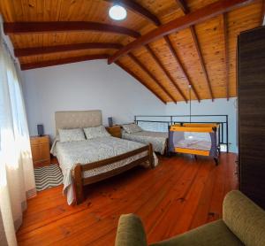 Un dormitorio con dos camas y suelo de madera. en Amancay, en Villa Elisa