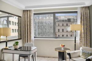A seating area at Kempinski Hotel Corvinus Budapest