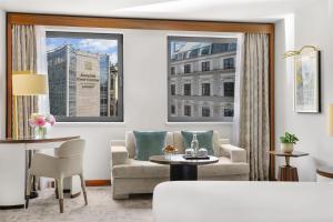 A seating area at Kempinski Hotel Corvinus Budapest