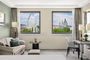 A seating area at Kempinski Hotel Corvinus Budapest