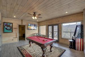 ガトリンバーグにあるSky Light View by Venture Smoky Mountainsの天井の客室内のビリヤード台