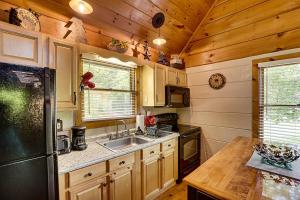 une cuisine avec un évier et un réfrigérateur dans l'établissement Smoky Time Out by Venture Smoky Mountains, à Sevierville