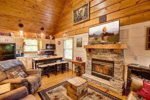 - un salon avec une cheminée en pierre et une télévision dans l'établissement Smoky Time Out by Venture Smoky Mountains, à Sevierville