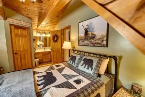 - une chambre dotée d'un lit avec une photo de cerf sur le mur dans l'établissement Smoky Time Out by Venture Smoky Mountains, à Sevierville
