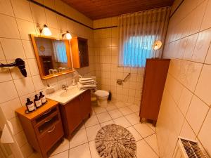 Ένα μπάνιο στο Ferienwohnung De Lorenzi