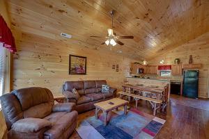 un salon avec des meubles en cuir dans une cabine dans l'établissement The Bear Crossing by Venture Smoky Mountains, à Pigeon Forge