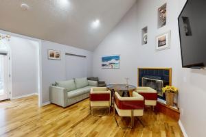 ein Wohnzimmer mit Tisch und Couch in der Unterkunft Town of Lewes --- 21063 Camp Arrowhead in The Plantations