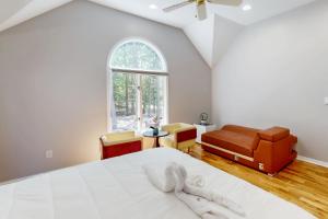 ein Schlafzimmer mit einem Bett und einem Fenster in der Unterkunft Town of Lewes --- 21063 Camp Arrowhead in The Plantations