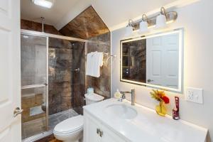 ein Badezimmer mit Toilette, Waschbecken und Dusche in der Unterkunft Town of Lewes --- 21063 Camp Arrowhead in The Plantations + 35 Fotos