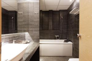 Koupelna v ubytování Elysion Hotel