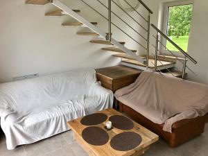 un soggiorno con un divano e un tavolo di Nuka House - Teatr Natury z Jacuzzi a Łąka Prudnicka