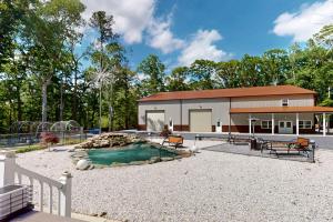 ein Gebäude mit einem Pool im Hof in der Unterkunft Town of Lewes --- 21063 Camp Arrowhead in The Plantations