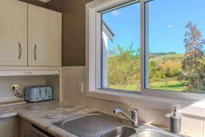 Kuchyň nebo kuchyňský kout v ubytování Farm Homestead just 10min from the City + 40 fotografií