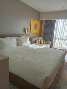 Postel nebo postele na pokoji v ubytování Novotel Residence Hotel Manila by Jolly Luxe Suites at Acqua