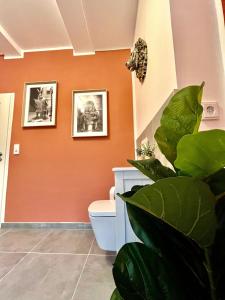 a bathroom with a toilet and a plant at Eckstück in Wernigerode