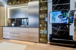 cocina con electrodomésticos de acero inoxidable y fogones en A-VIS Luxury Apartments, en Crăsnăşeni 10 fotos más